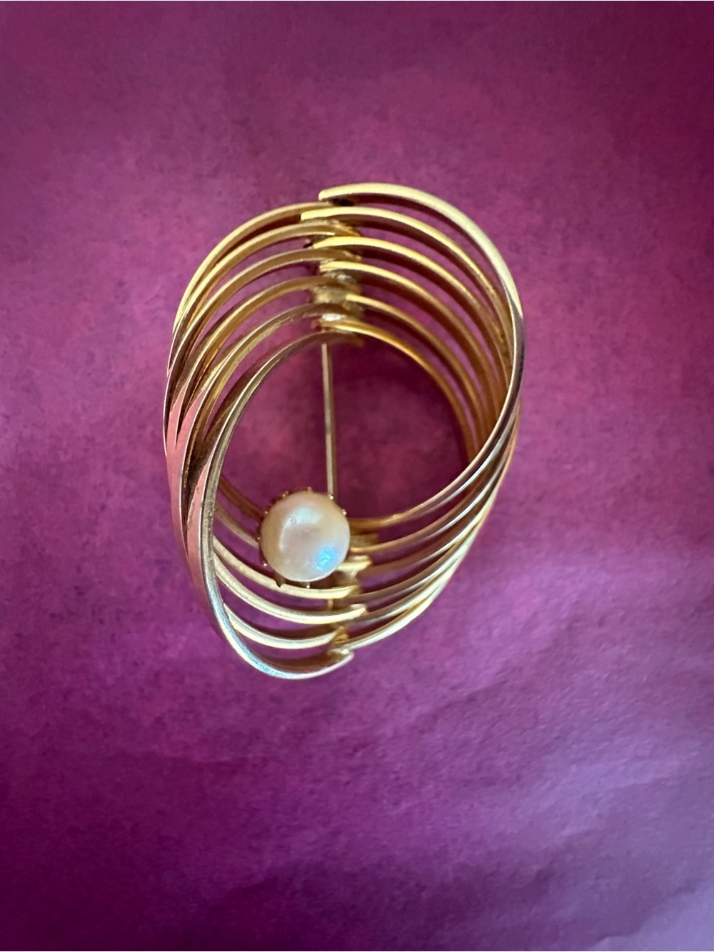 Vintage interlocking circle with faux pearl in gold tone brooch